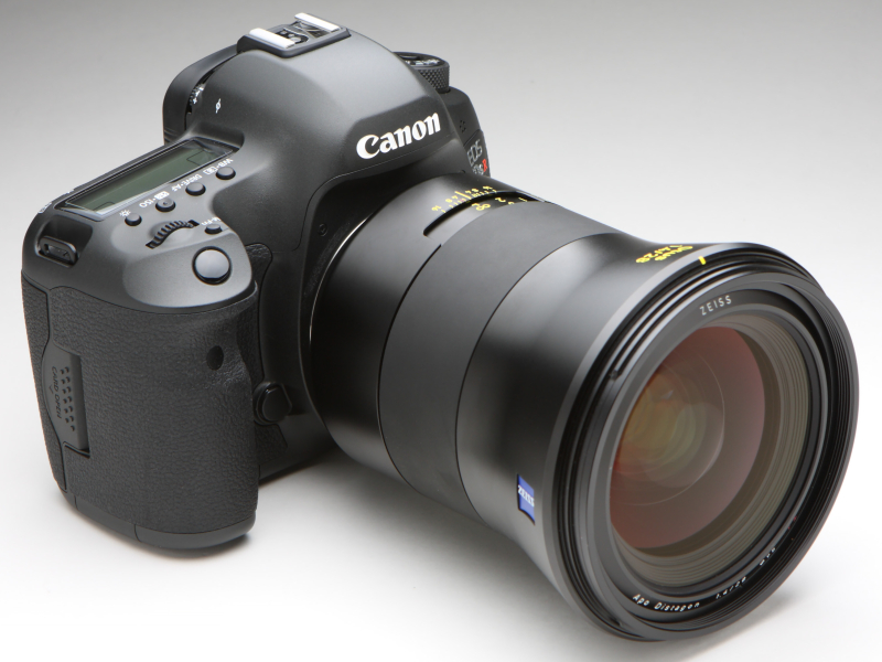 キヤノンEOS 5Ds Rに装着したところ。焦点距離28mmの交換レンズとは思えないほど大きい鏡筒であることがわかる