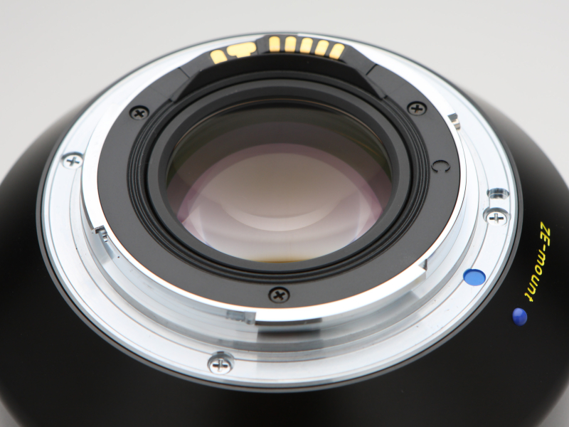 マウントはキヤノンEF（ZE）とニコンF（ZF.2）を用意。いずれもフォーカスエイドに対応する。写真はZEのマウント