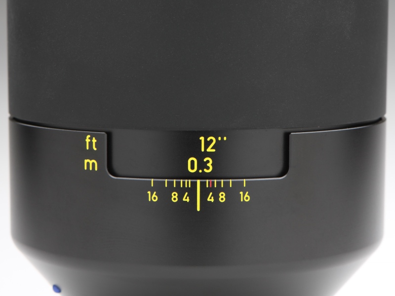 大変高価な交換レンズだが、フォーカスは他のOtus同様マニュアルのみとする。ヘリコイドの操作感は適度なトルクがあり、極めて良好だ。最短撮影距離は0.3m