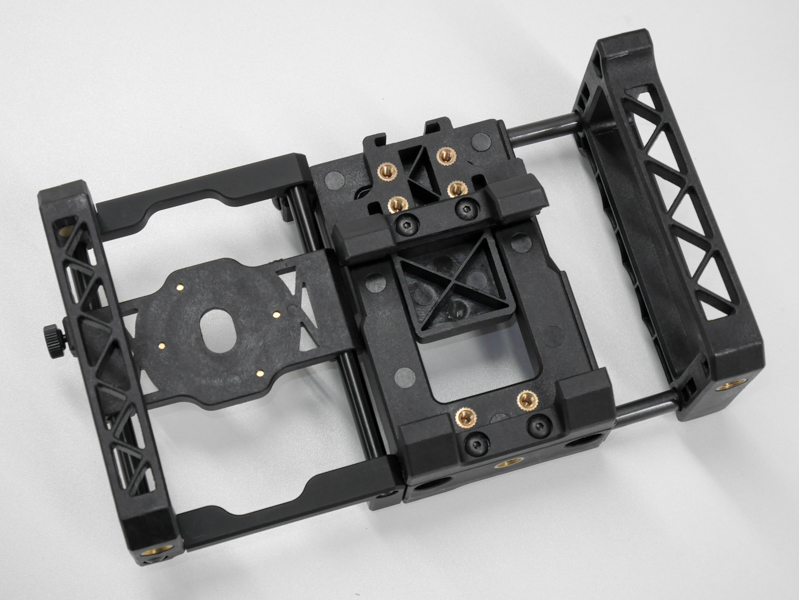 装着するスマートフォンにあわせ、左右幅を調整できる。