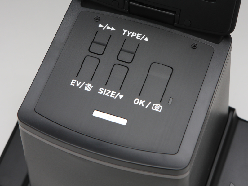 スキャナー上部の操作部。ボタンは簡易的なつくりとしている。手前の銀色に光るのが電源ボタン