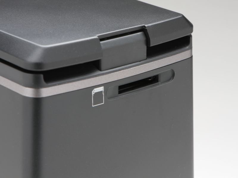 スキャンした画像データはメモリーカードに記録される。使用可能なメモリーカードはSDHCおよびSD