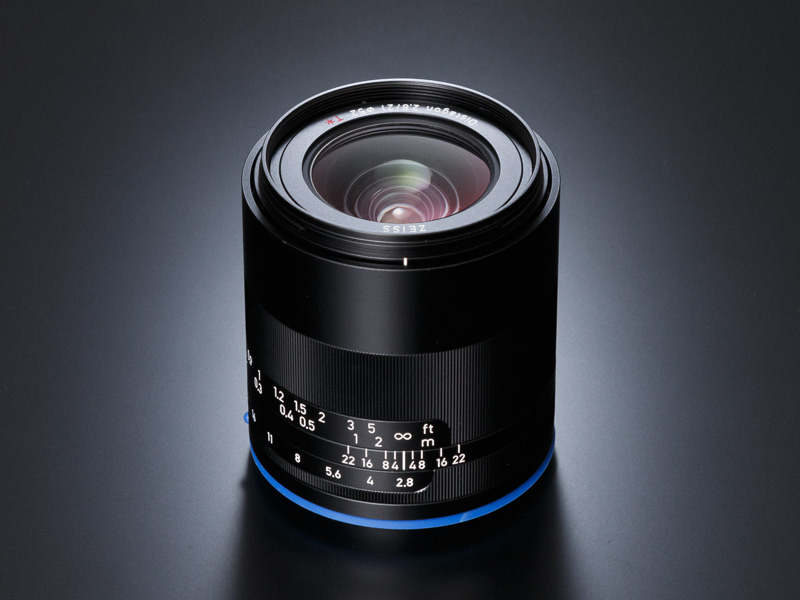 目盛り部分を避けるように、ローレットの幅が途中で変化する独特のデザイン。マウント部の周辺には、デザインのアクセントを兼ねた青いゴムスカートを配置し、ホコリや水滴の浸入を防いでくれる