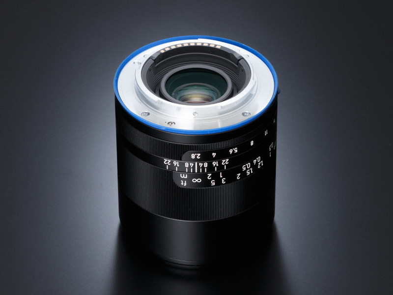 電子接点を備え、Exifへの情報記録やMFアシスト機能に対応する。またバヨネット面の手前やや左側には、デクリック機能用の調整ネジを装備。同梱ツールを使ってこれを回すと、絞りリングのクリックを無効にできる