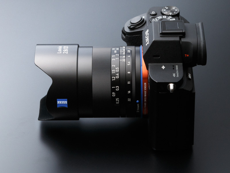 バヨネットタイプの金属製花形フードが標準付属する。フードにはレンズ名称のほか、ツァイスのロゴマークが刻まれている