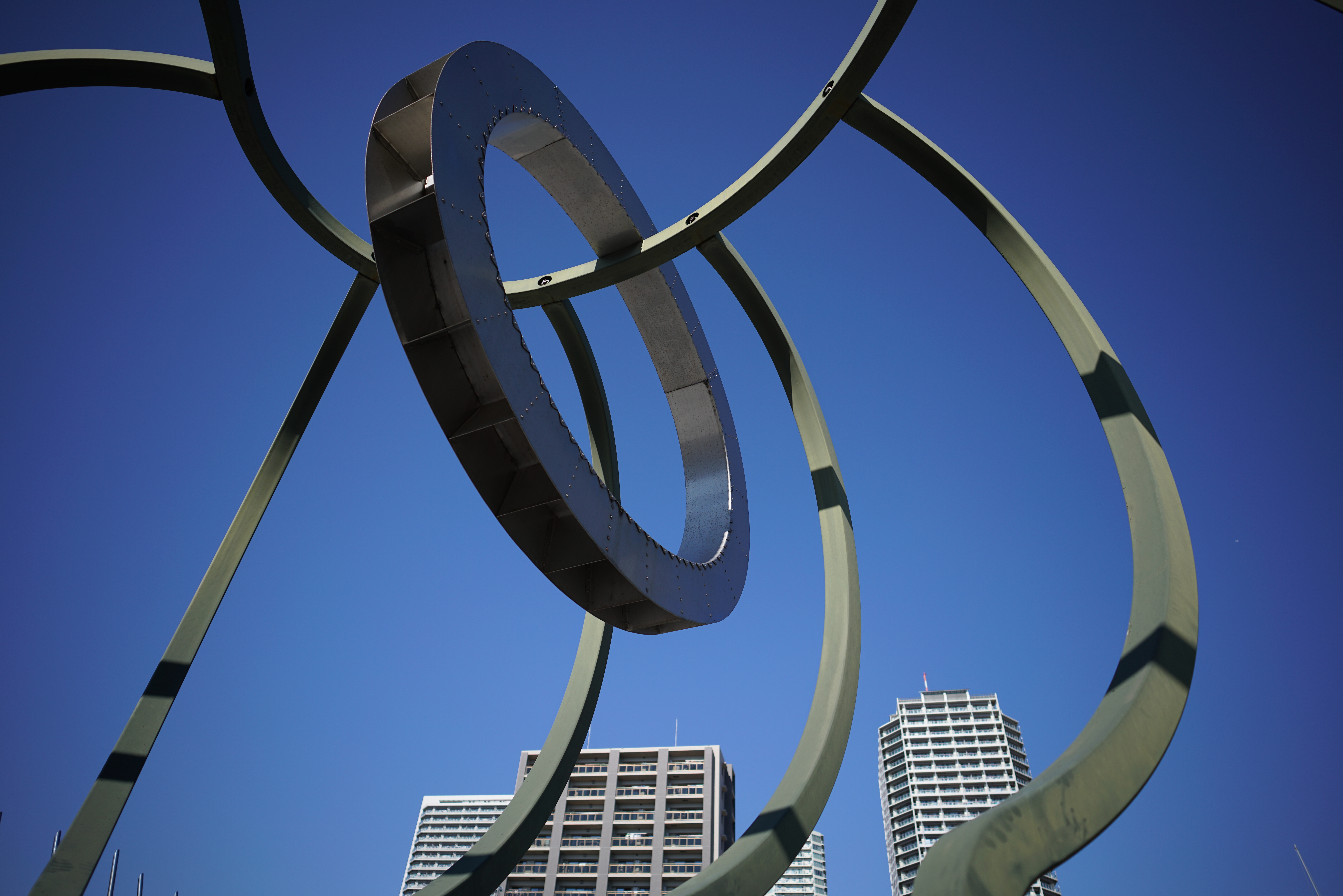 絞り開放・距離数mで撮影。α7R II / 1/2,000秒 / F2.8 / 0EV / ISO100 / 絞り優先AE / 21mm