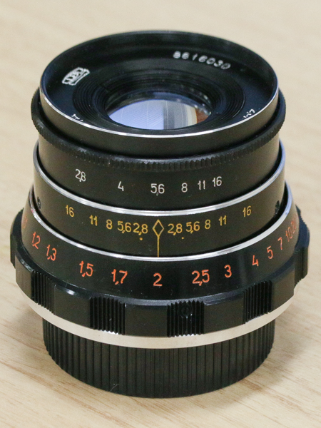 現代のレンズに慣れている我々から見ると、ややチープに見える。金属製だが約130gと軽量で、“ずっしり感”は無い