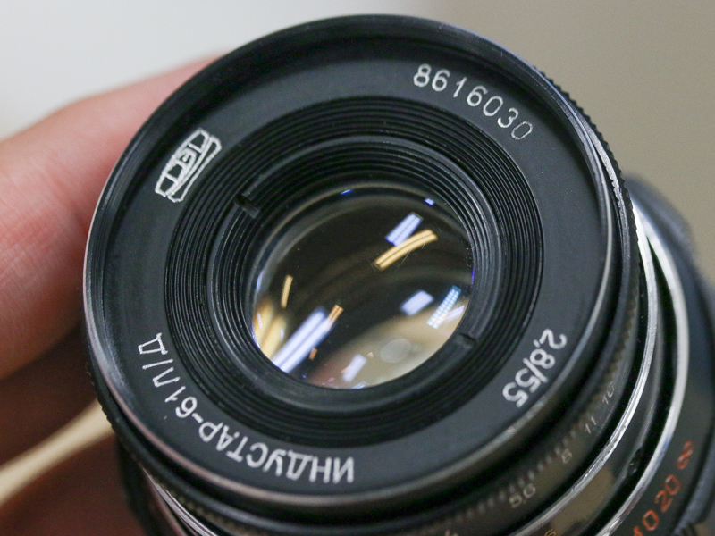 レンズは3分4枚のテッサー型。先端には40.5mmのネジが切ってあり、フィルターやフードも装着できる