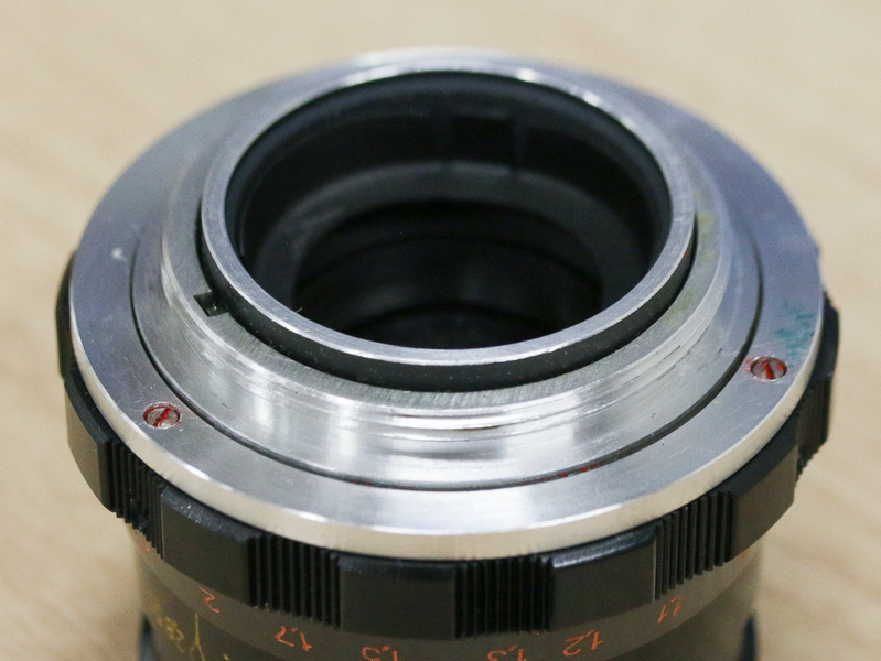 マウント側。やや汚れが付いていたりしたが、マウントアダプターへの装着はスムーズだった