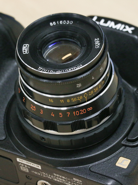 L39マウントはスクリューマウントのため、そのままだと距離指標が上には来ない