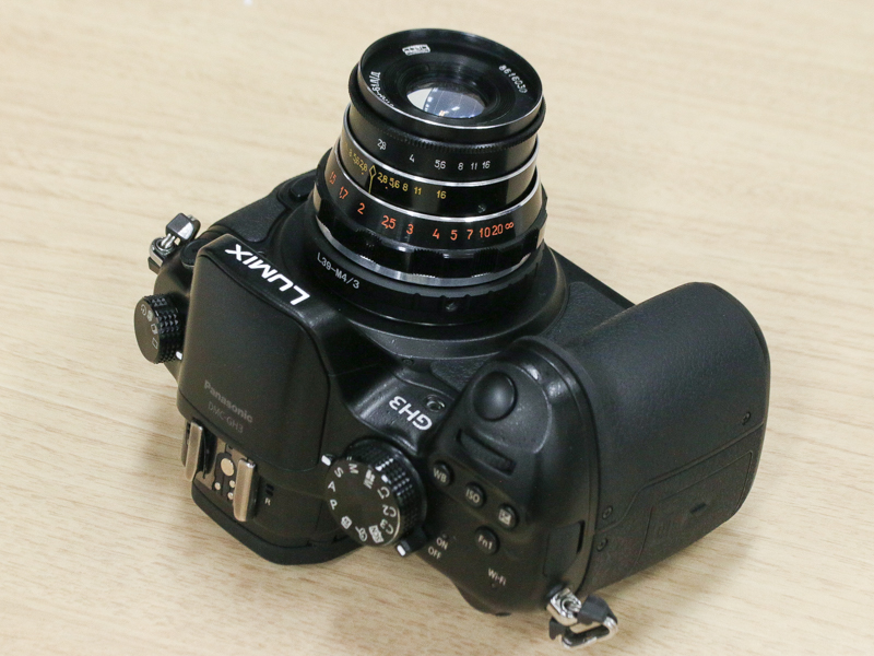 なお、このレンズはピントリングがマウント側ギリギリに有るため、本来のL39マウントのカメラでは回しにくいとされる。だがマウントアダプターを使えばその分、前方に移動するので回しやすかった