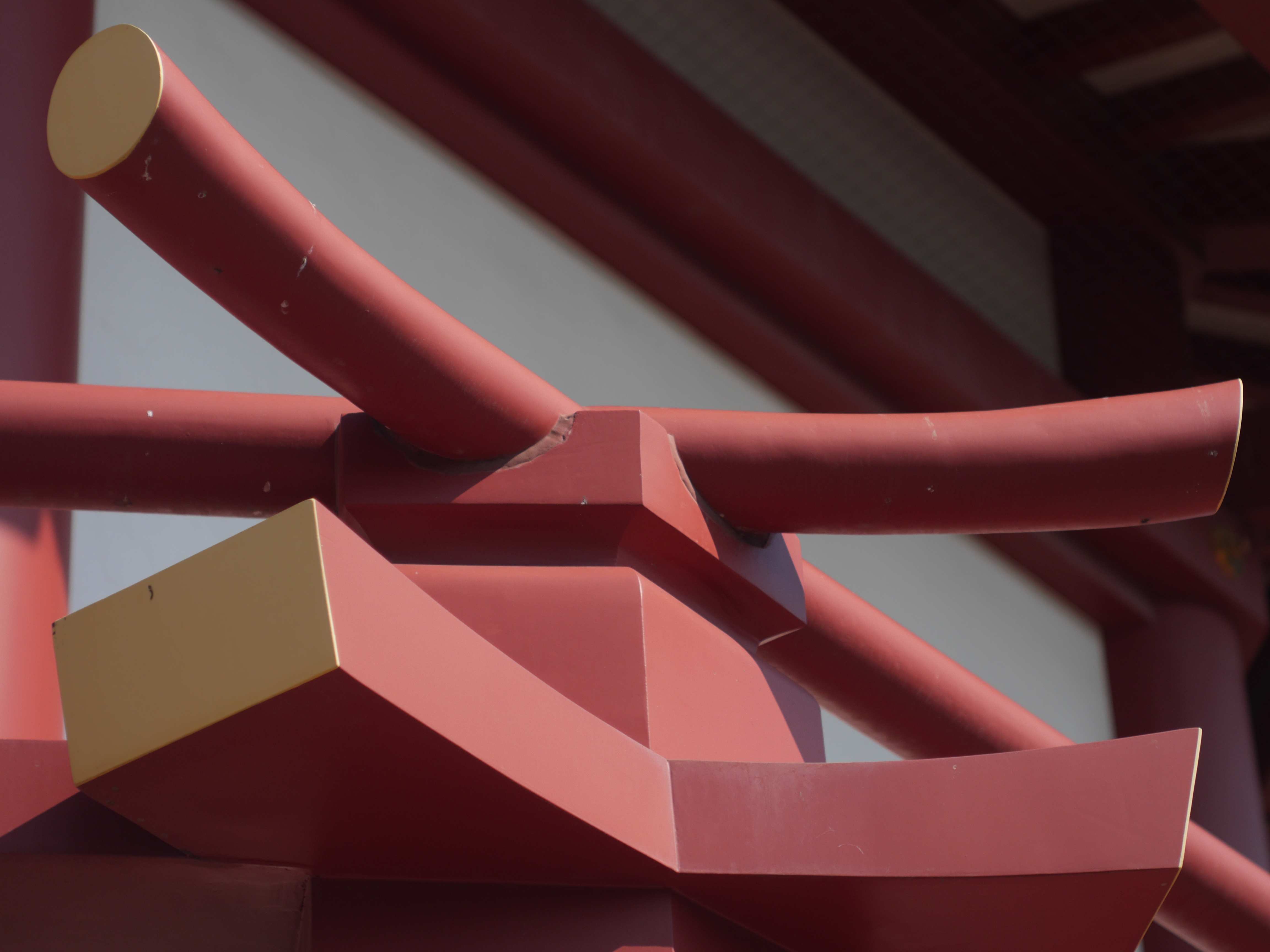 本来は鮮やかな朱色だが、ややおとなしく描写された。DMC-GH3 / 1/4,000秒 / F2.8 / -1EV / ISO200 / 絞り優先AE / 55mm