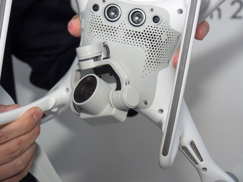 本体底部。グレーの部分がマグネシウム素材