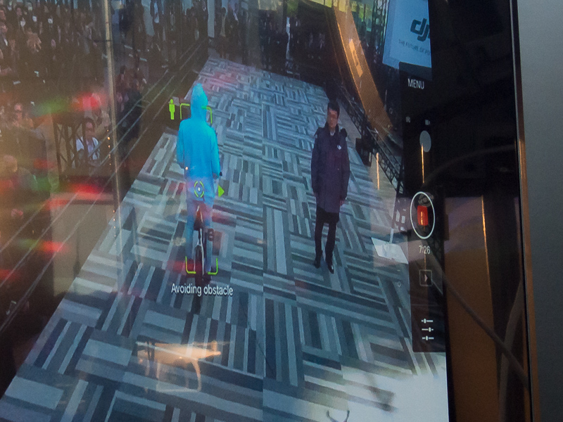 2人の人が並んでいる状態で、左側の人物だけを認識している。