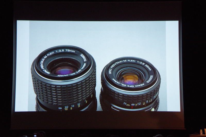 「PENTAXマニアックスコンテンツ」レンズの部で表示された写真。この未発売のレンズの正体は……？