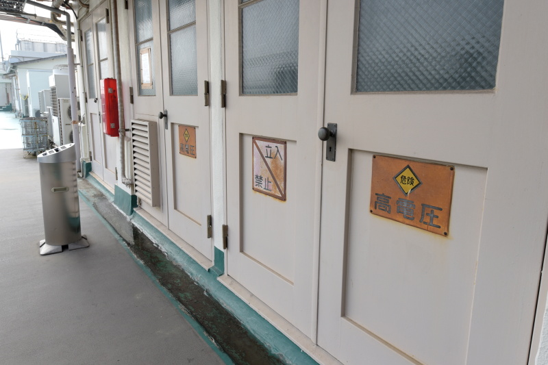 屋上。「立入禁止」の書体に時代を感じる