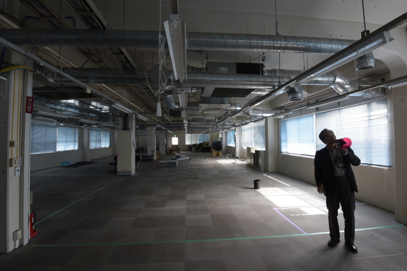 まっすぐにカメラの生産ラインが存在したフロア。オフィスとして最近まで使用していたため、ネットワーク設備も整っていた