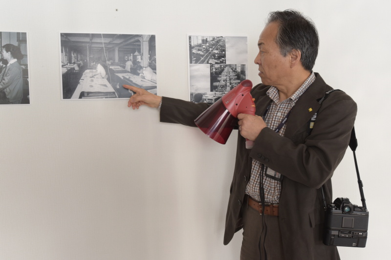 かつての様子を写真で振り返る後藤氏