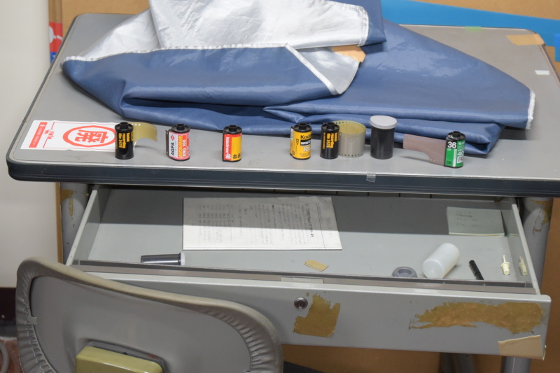 廃棄される机の引き出しから、様々な銘柄のフィルムが出てきた