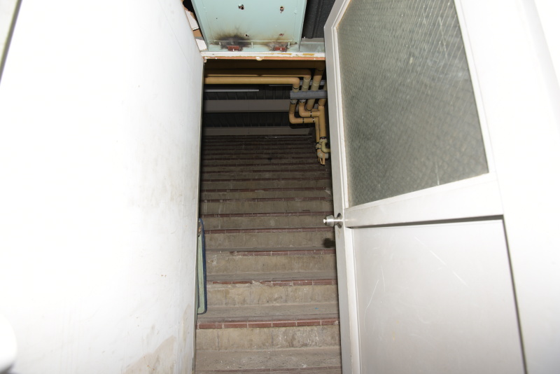 出口のふさがれた階段。つい最近発見されたというから、まさに遺構だ