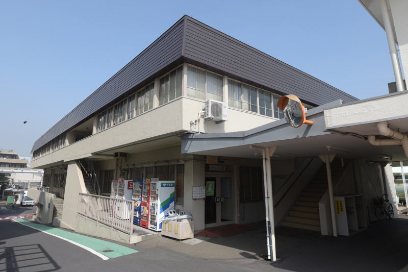 従業員向けのコンビニ「Lショップ」と食堂の建物。かつては昼の12時になると賑わっていた