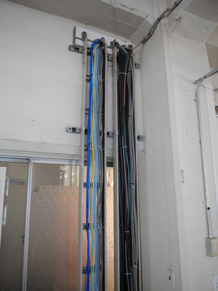 ケーブルが這い回り、時代に応じて設備を追加していたことが伺い知れる