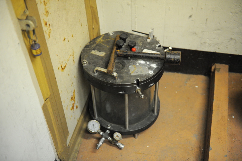 水中カメラ「ニコノス」の耐圧テストを行っていたという試験機