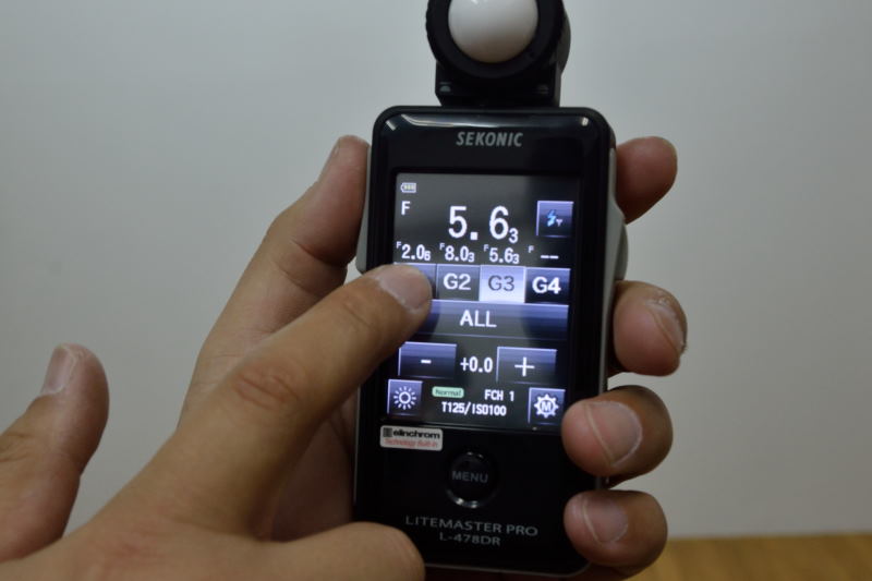 グループ3に割り当てた、バックの明るさはF5.6 +1/3。グループ2に割り当てた、トップライトの明るさはF8 +1/3。グループ1のメインライトを調整する手元の画像だが、最終的な光量はF5.6 +1/3に設定。（写真は設定途中）