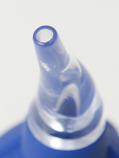 ノズルの材質は硬質なプラスティックのように見えて、柔らかさのあるポリ塩化ビニル。機材に当たっても優しそうだ