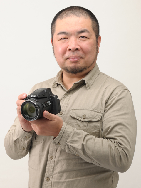 <strong class="">山下裕之（やましたひろゆき）</strong>：1970年熊本県生まれ。1996年、オーストラリア大陸をオフロードバイクで横断。帰国後、写真家の相原正明氏に師事、アシスタントを経てフリーとなる。現在は主に深夜の都市風景を作品として撮影している。