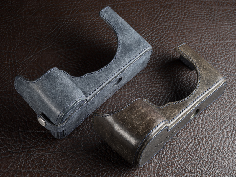 左が新品のα7 II用で、税込1万7,820円。右が使い込んだα7用だ。ネイビーはエイジングによって極端に見た目が変わる