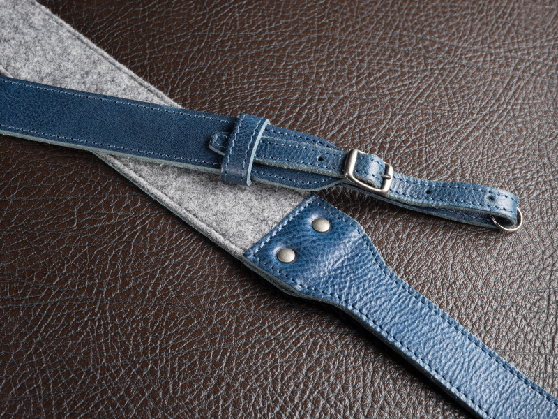 フェルトを使ったストラップは、筆者の知る限りでは見たことがなかった。レザーとの相性もわるくない