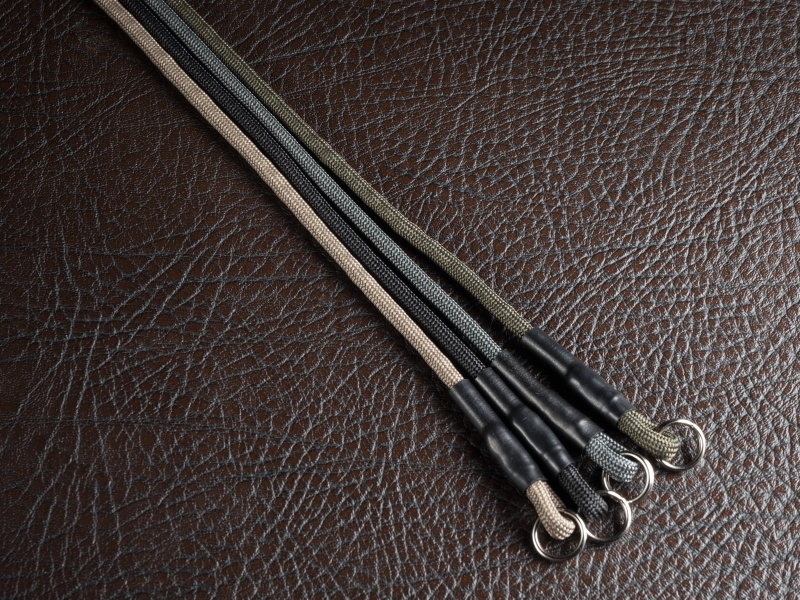 オリーブドラブ、グレー、ブラック、デザートの全4色。どの色も渋みがあり、シックなスタイルによく似合う