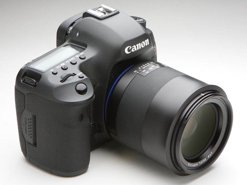 キヤノンEOS 5Ds Rに装着したところ。MFの50mm F1.4クラスのレンズとしては大きく太い部類に入る鏡筒である