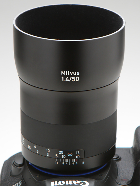 鏡筒のシェイプと一体化したレンズフード。円筒形ではあるが、深いため遮光効果は高そうだ