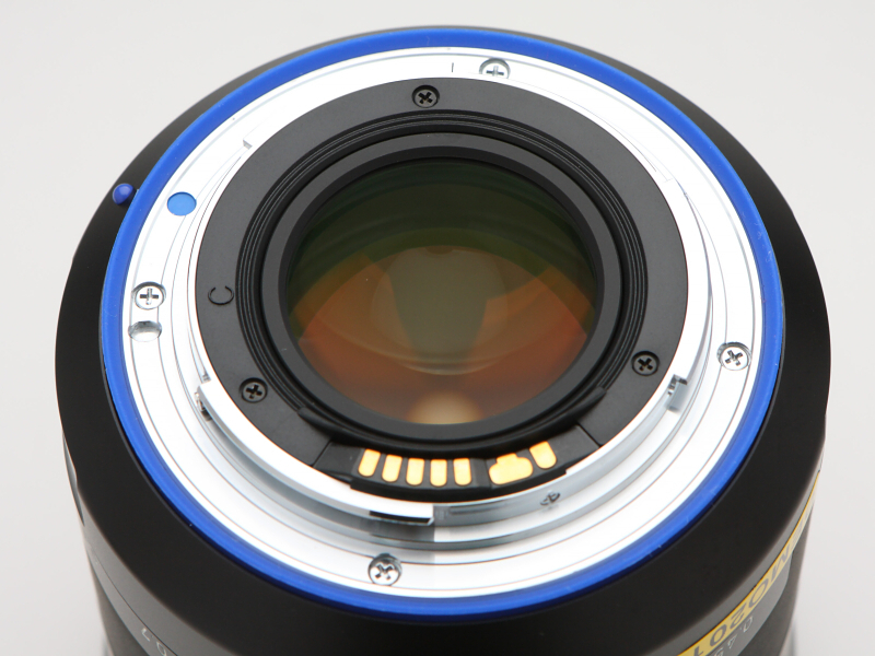 マウントはキヤノンEFとニコンFを用意。いずれもフォーカスエイドに対応する。マウント部外周の青いラバーは防塵防滴と見た目のアクセントを兼ねている