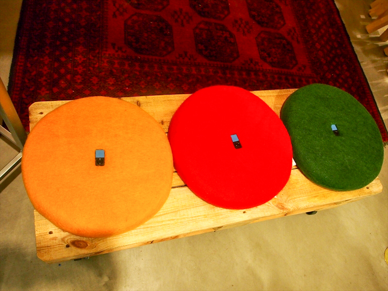 3人そろって座ると自動で撮影が始まる。椅子の下に明るさセンサーが配置されている