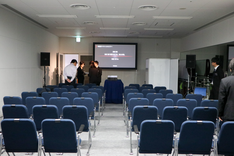 開場前でまだ打ち合わせ中のセミナー会場。
