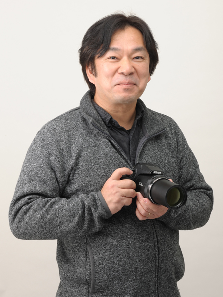 <strong class="">河野英喜（こうのひでき）</strong>：1968年島根県生まれ。人物写真をメインに撮影。現在は女優やタレントの撮影が多く、D3Sからのニコンユーザー。今はD810がメイン機種だが、銀塩写真もこよなく愛するハイブリッドな写真家。