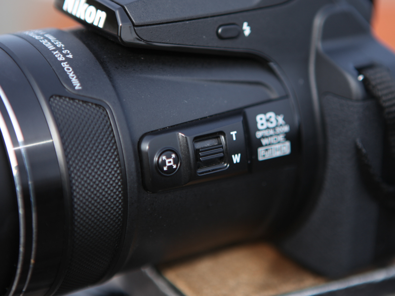 右側のレバーがサイドズームレバー。