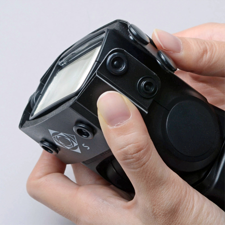 付属のマウントをクリップオンストロボに装着