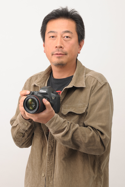 1969年東京生まれ。1997年 写真家、田中光常に師事。2000年より写真家としての活動を開始。日本、北米、アフリカ、インドネシア、インドなど、全世界をフィールドに撮影を敢行すると共に、展覧会の開催、書籍出版にも精力的に取り組む。2008年 日本写真協会賞新人賞。2013年 第一回日経ナショナルジオグラフィック写真賞グランプリ。最新刊は『クマと旅をする』（キーステージ21ソーシャルブックス）。