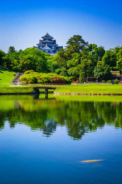 JR岡山駅から市内バスで約12分。園内には景観保護のため立ち入り禁止場所が多くあるので注意が必要だ。園内の通路はあまり広くないので大きな三脚を立ててしまうと他の観光客の迷惑になるので小型のトラベラー三脚などが良いだろう<br class="">ソニー α7R／FE 24-240mm F3.5-6.3 OSS／77mm／マニュアル露出（F8、1/250秒）／ISO 200／WB：太陽光