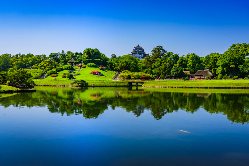 最初に感じた後楽園の広さ、池の大きさ、岡山城天守閣の存在感を1枚に収めようと思い、横位置でワイドに切り取った。しかし、足元の池が画面の面積を占めてしまい、結果的に岡山城の存在感が弱くなってしまった