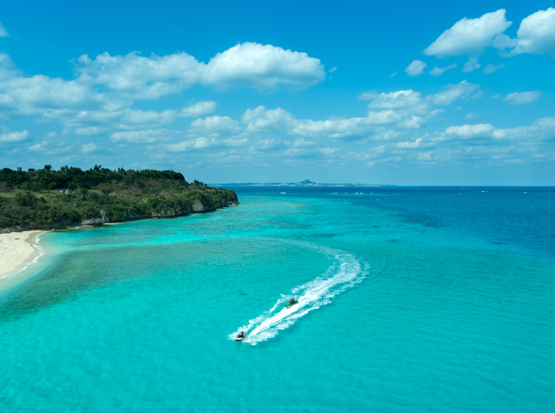 高い色再現性を誇る画像処理エンジンのおかげで、繊細に変化する海のグラデーションをみごとに描き出してくれた。（瀬底島　アンチ浜）<br class=""><span class="fnt-85">オリンパス OM-D E-M5 Mark II / M.ZUIKO DIGITAL ED 12-40mm F2.8 PRO / 12mm（24mm相当） / 絞り優先AE（F11、1/320秒、+0.3EV） / ISO 200</span>