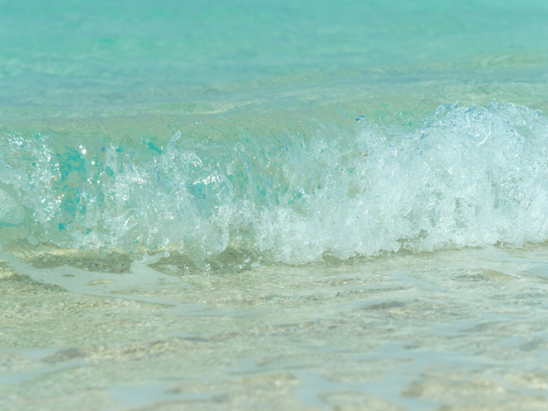 さざ波が崩れる一瞬を望遠で狙った。1/3,200秒の高速シャッターとコンティニュアスAFが的確に水しぶきをとらえた。（瀬底島　瀬底ビーチ）<br class=""><span class="fnt-85">オリンパス OM-D E-M5 Mark II / M.ZUIKO DIGITAL ED 40-150mm F2.8 PRO / 135mm（270mm相当） / 絞り優先AE（F4.5、1/3,200秒、+0.3EV） / ISO 200</span>