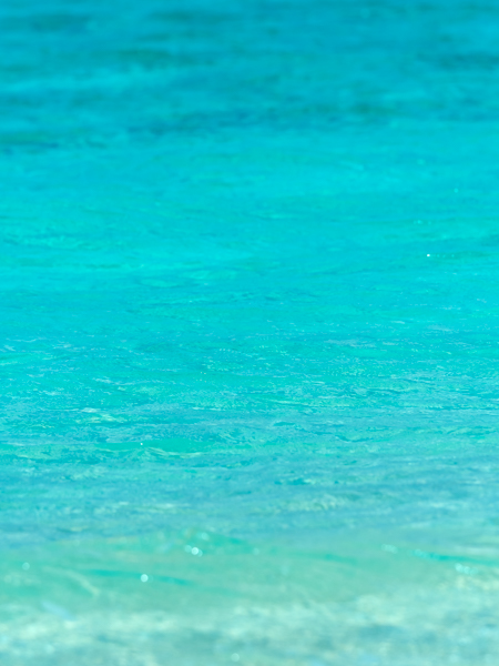 うっとりするようなブルーが重なり合う波打ち際を望遠で撮影。小型・軽量ながら300mm相当の焦点距離までカバーするM.ZUIKO DIGITAL ED 40-150mm F2.8 PROは、手持ちで撮影しても疲れしらず。グラデーションが一番美しい場所を手持ちでじっくり探しながらシャッターを切ることができた。<br class=""><span class="fnt-85">オリンパス OM-D E-M5 Mark II / M.ZUIKO DIGITAL ED 40-150mm F2.8 PRO / 150mm（300mm相当） / 絞り優先AE（F4.5、1/2,500秒、+0.3EV） / ISO 200</span>