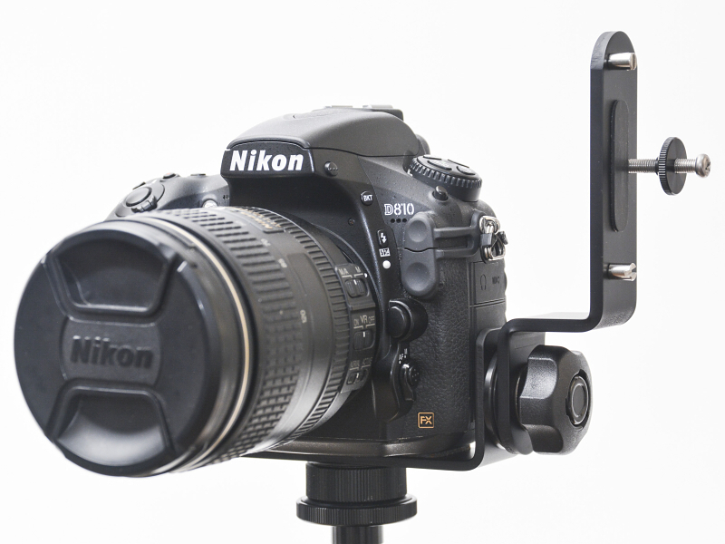 アングルレインブラケットプロをカメラに装着したところ。実勢価格は税込9,070円前後だ