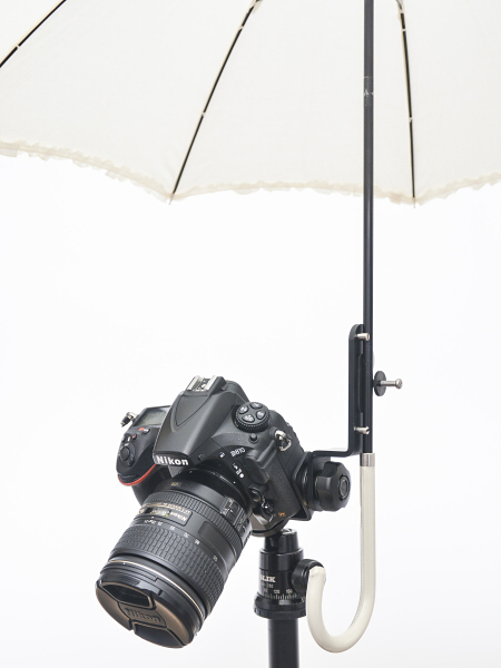 後ろや前方から雨が吹き付ける場合は傘を傾けて使用する