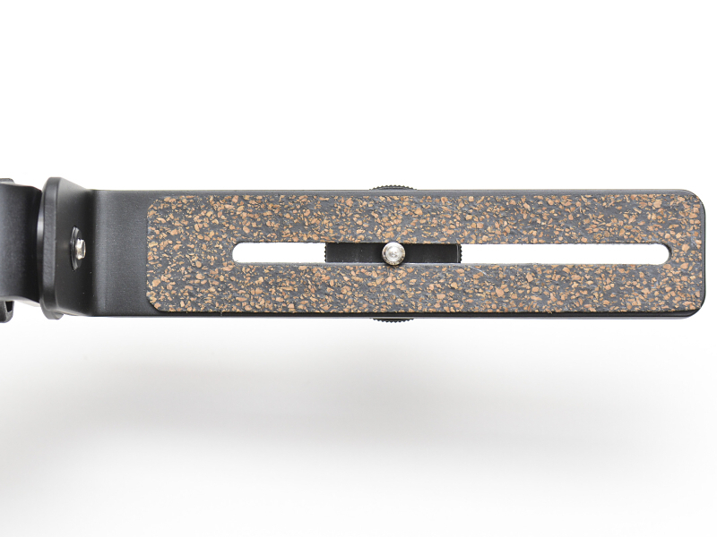 カメラ側プレートにはコルクが貼られており、滑り止めと傷防止の役割を担う